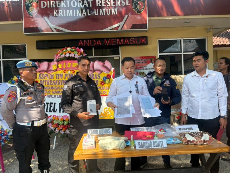 Foto Suasana Saat Konferensi Pers oleh Diirektur Reskrimum Polda NTB, Kombes Pol. Arisandi, di Depan Gedung Ditreskrimum Polda NTB, Senin (31/8/2026) (Iptu Muhammad Hatta)